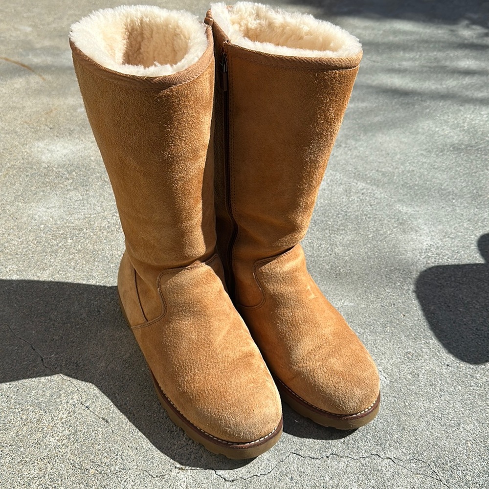 LIKE NEW UGGS